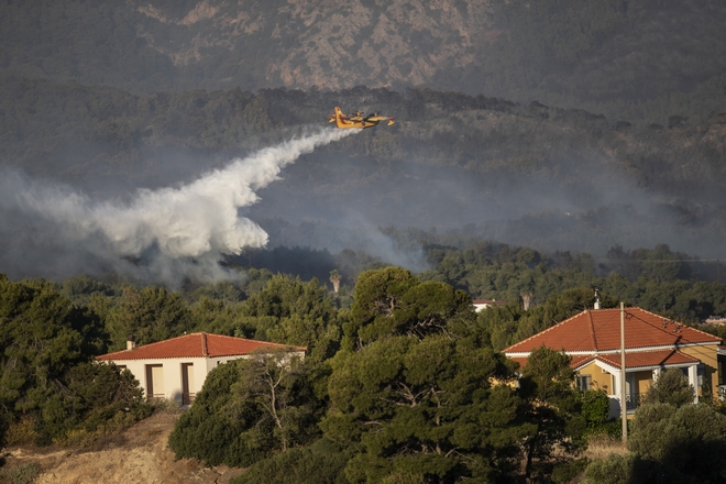 Φωτιά στα Γεράνεια Όρη: Πολλές οι ενεργές εστίες – Κάηκαν πάνω από 40.000 στρέμματα δάσους