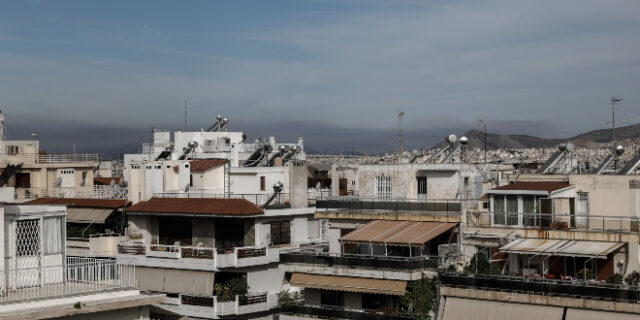 Φωτιά στο Σχινο Κορινθίας: Καπνός και στάχτη στον ουρανό της Αθήνας