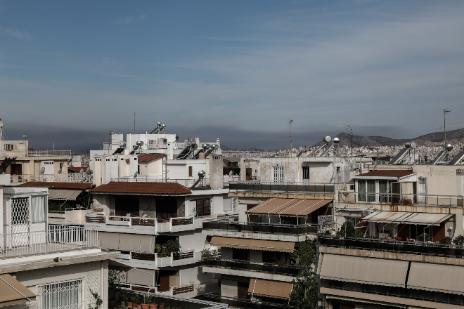 Φωτιά στο Σχινο Κορινθίας: Καπνός και στάχτη στον ουρανό της Αθήνας