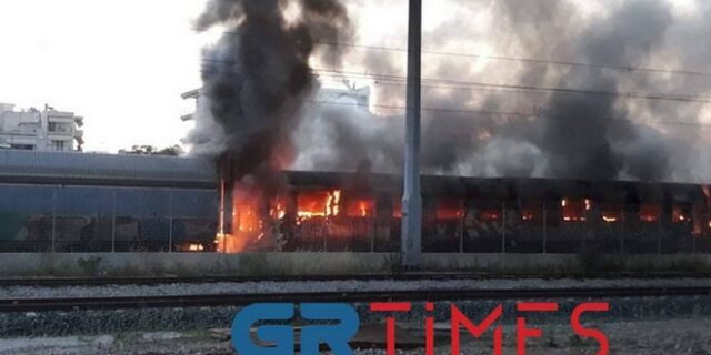 Θεσσαλονίκη: Φωτιά σε εγκαταλελειμμένα βαγόνια του ΟΣΕ
