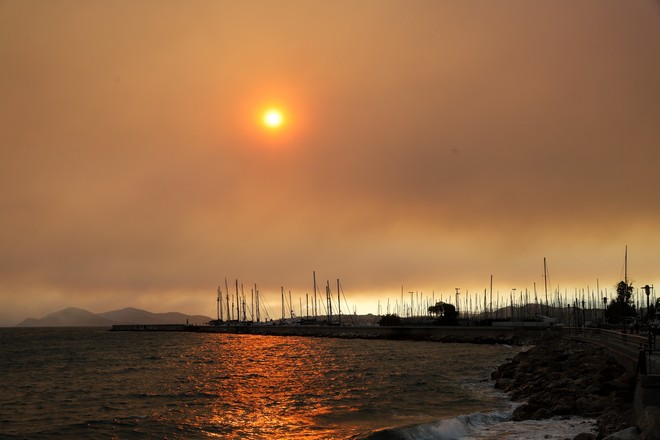 Κολυδάς: Στον Σαρωνικό ο καπνός – Από τα ξημερώματα της Παρασκευής “κόβουν” οι ισχυροί άνεμοι