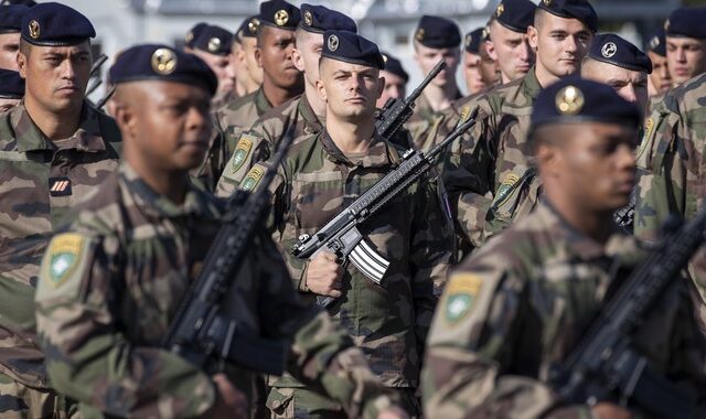 Γαλλία: Στρατιωτικοί προειδοποιούν για εμφύλιο