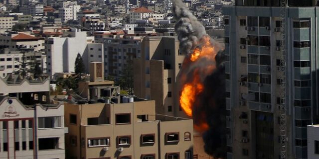 Γάζα: Η στιγμή της κατάρρευσης πολυώροφου κτιρίου όπου στεγάζονται το Associated Press και το Al Jazeera
