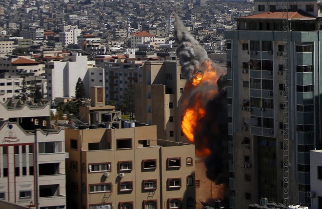 Γάζα: Η στιγμή της κατάρρευσης πολυώροφου κτιρίου όπου στεγάζονται το Associated Press και το Al Jazeera