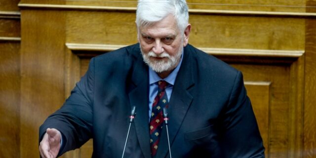 Μισό να δείρω τη μαμά κι έρχομαι να παίξουμε