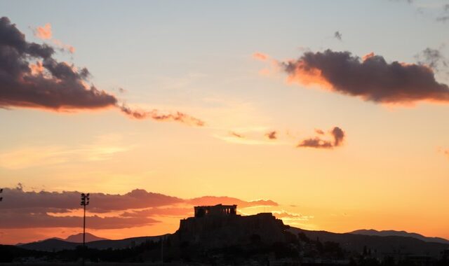 Το ξεχωριστό ηλιοβασίλεμα της Δευτέρας – Πώς εξηγούνται τα εντυπωσιακά χρώματα στον ουρανό