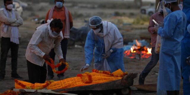 Ινδία: Δεκάδες πτώματα ξεβράστηκαν στις όχθες του Γάγγη