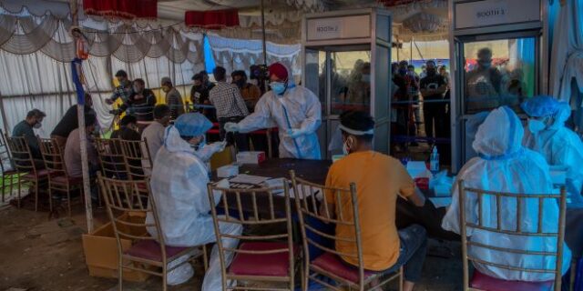 Ινδία: Επιστρατεύουν πρώην στρατιωτικούς γιατρούς στη μάχη κατά του κορονοϊού