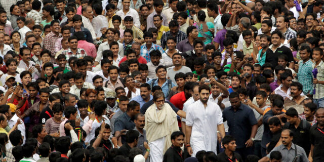 Ινδία: Χιλιάδες χωρίς μάσκα σε κηδεία αλόγου