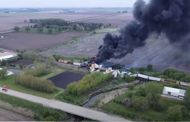 ΗΠΑ: Φωτιά σε τρένο με επικίνδυνα υλικά 