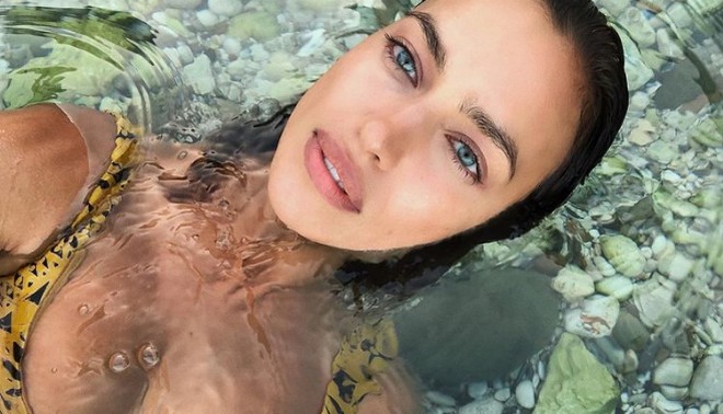 Η Ιρίνα Σάικ ποζάρει γυμνή και βάζει “φωτιά” στο Instagram