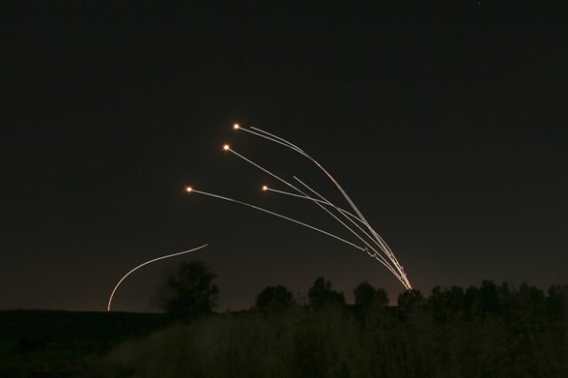 Iron Dome: Πώς λειτουργεί και πόσο κοστίζει το αντιπυραυλικό “τείχος” του Ισραήλ