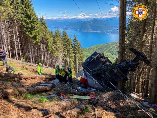 Ιταλία: 13 νεκροί από πτώση καμπίνας τελεφερίκ κοντά σε λίμνη