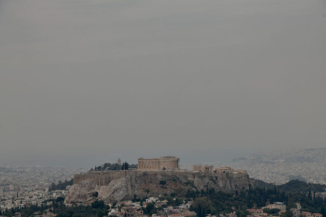 Φωτιά στην Κορινθία: Πυκνός καπνός και στάχτη έχουν σκεπάσει την Αττική