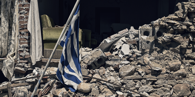 Οι ξεχασμένοι σεισμοπαθείς του Τυρνάβου – “Η κυβέρνηση μας άφησε αβοήθητους”