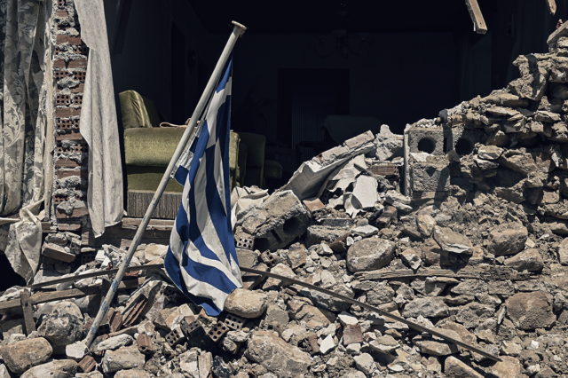 Οι ξεχασμένοι σεισμοπαθείς του Τυρνάβου – “Η κυβέρνηση μας άφησε αβοήθητους”