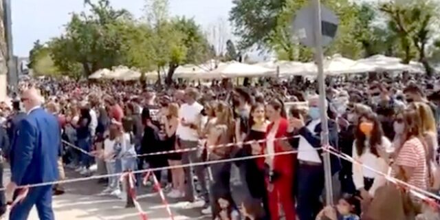 Πάσχα στην Κέρκυρα: Απίστευτος συνωστισμός για το έθιμο των Μπότηδων