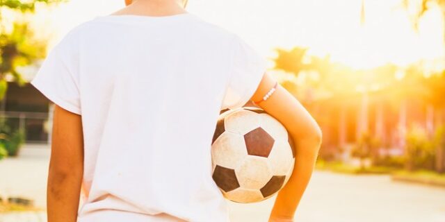 Κεντρική Μακεδονία: Δώρισαν μπάλες με ηχητικό σήμα σε τυφλούς μαθητές