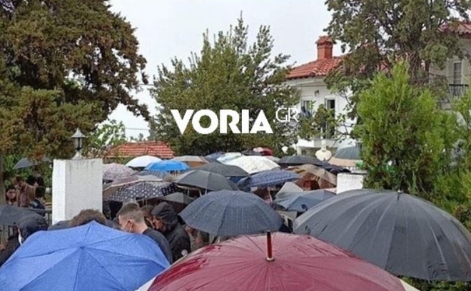 Θεσσαλονίκη: Κοσμοσυρροή στην κηδεία ιερέα που πέθανε από κορονοϊό