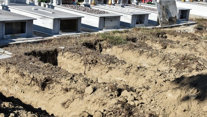 Θρίλερ σε Καβάλα και Δράμα: Ξέθαψαν νεκρό και του άλλαξαν στα κρυφά τάφο