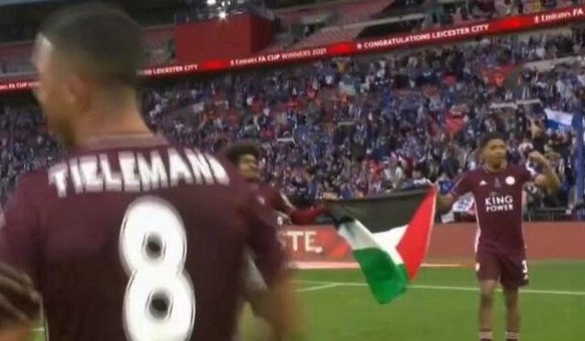 Ποδοσφαιριστές της Λέστερ πανηγύρισαν το FA Cup με σημαία της Παλαιστίνης