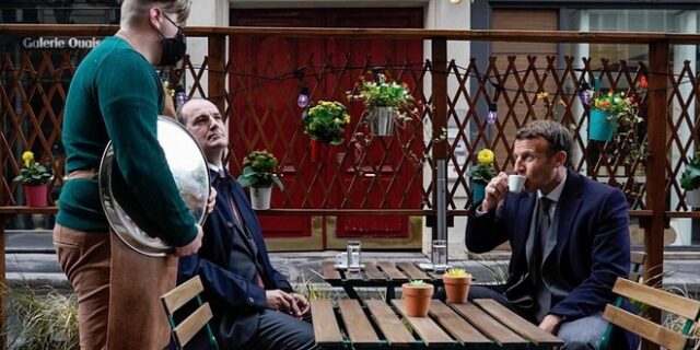 Ο Μακρόν ανέβασε βίντεο που πίνει καφέ για να “γιορτάσει” το άνοιγμα της εστίασης