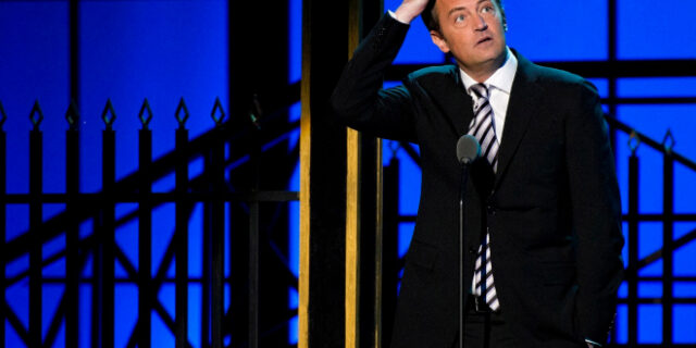 Μάθιου Πέρι: Λανσάρει ρούχα εμπνευσμένα από τον Τσάντλερ Μπινγκ