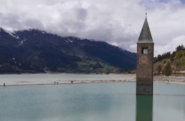Ιταλία: Μεσαιωνικό χωριό αποκαλύφθηκε μέσα από λίμνη – μαγευτικές εικόνες