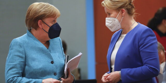 Γερμανία: Παραιτήθηκε η υπ. Οικογένειας Φρ. Γκίφεϊ λόγω προβλήματος με το διδακτορικό της