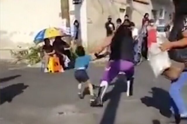 Μεξικό: Παλαιστής τα έβαλε με 5χρονο αγόρι – Σοκάρει το βίντεο