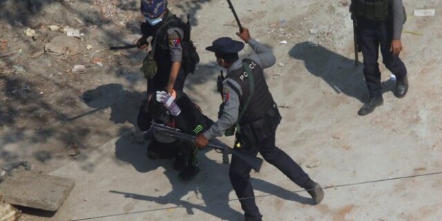 Μιανμάρ: Εκατοντάδες πρόσφυγες συρρέουν στην Ταϊλάνδη