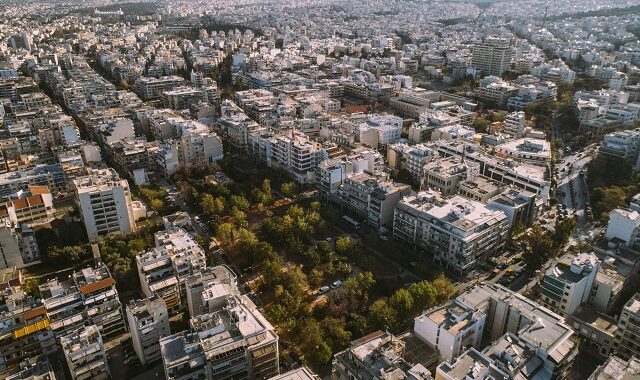 Κήποι, πλατάνια και μία γαλήνια λίμνη στην καρδιά της Πατησίων