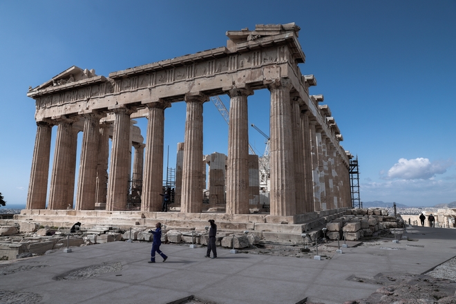 Το “αιώνιο παρόν” της Ακρόπολης και το στιγμιαίο δάνειο λάμψης του Dior