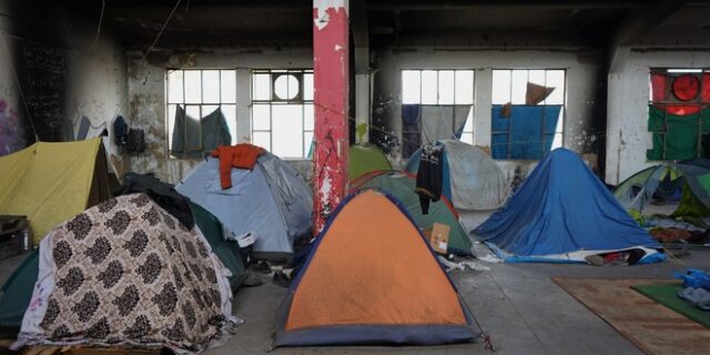 The game: Περιμένοντας το πλοίο για την ελπίδα στην Πάτρα