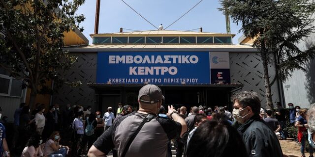 Τεράστιες ουρές πολιτών και καθυστερήσεις στο εμβολιαστικό κέντρο Περιστερίου