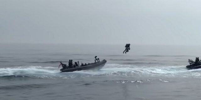 Oι Βρετανοί πεζοναύτες πετάνε (στην κυριολεξία)