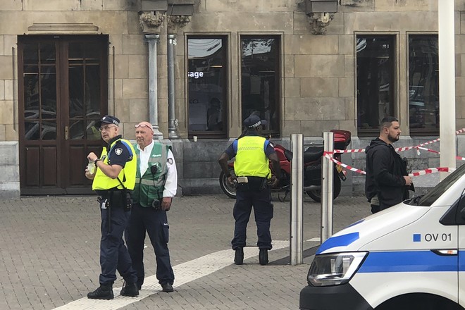 Μάχη να κρατηθεί στη ζωή δίνει δημοσιογράφος που πυροβολήθηκε στο Άμστερνταμ