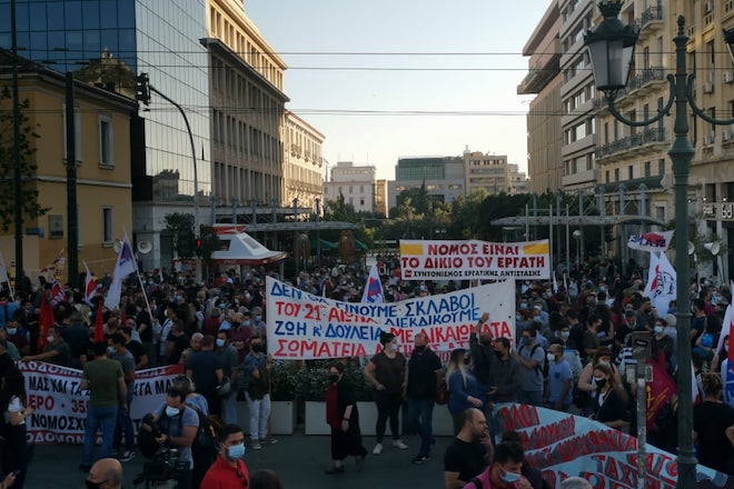 Στα Προπύλαια το ΠΑΜΕ ενάντια στο νομοσχέδιο για τα εργασιακά – Κλειστή η Πανεπιστημίου