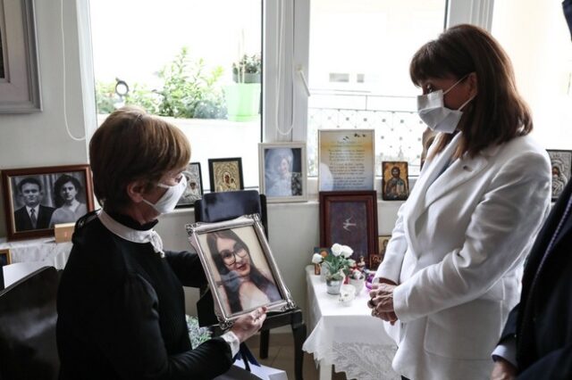 Κ. Σακελλαροπούλου: Επισκέφθηκε τους γονείς της Ελένης Τοπαλούδη