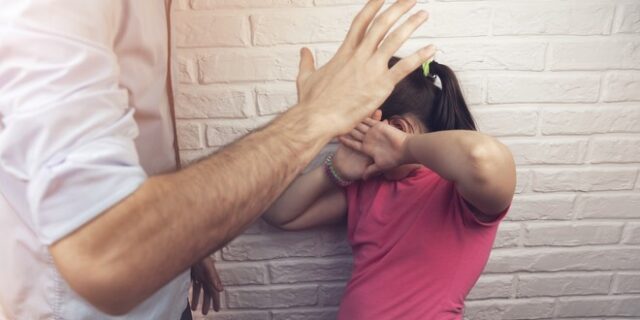 Ρωσία: Το 60% των Ρώσων θεωρούν ότι είναι σωστή η σωματική τιμωρία των παιδιών