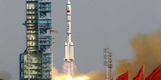 Σε επιφυλακή και στην Ελλάδα για τον κινεζικό πύραυλο που θα πέσει στη Γη