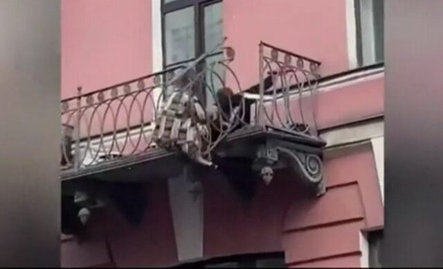 Ρωσία: Ζευγάρι έπεσε από μπαλκόνι 7 μέτρων ενώ καυγάδιζε