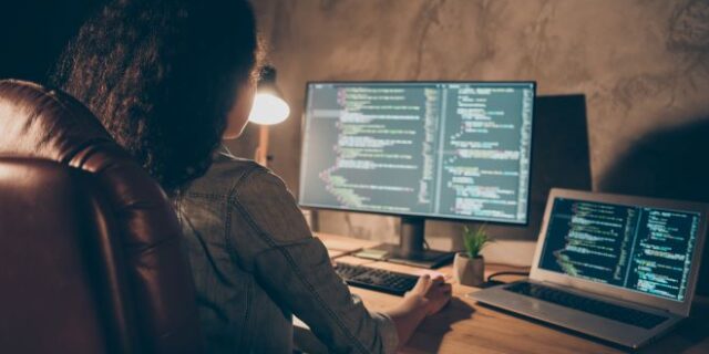 Συγκέντρωσαν 1 εκατομμύριο δολάρια για να μάθουν σε κορίτσια να γράφουν κώδικα