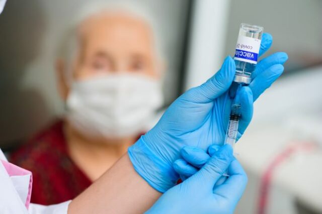 Σοκ στη Λαμία: Γιατρός σε εμβολιαστικό κέντρο απέτρεπε πολίτες από τον εμβολιασμό
