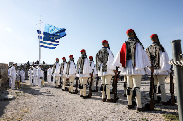 Ημέρα της Ευρώπης: Έπαρση της ελληνικής και της ευρωπαϊκής σημαίας στην Ακρόπολη, παρουσία της ΠτΔ
