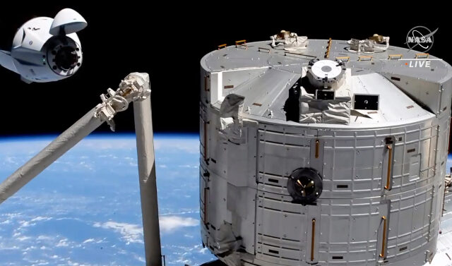 SpaceX: Πίσω στη Γη η κάψουλα με 4 αστροναύτες από τον Διεθνή Διαστημικό Σταθμό