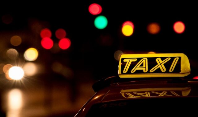 Έρευνα για την καταγγελία κοπέλας για απόπειρα βιασμού από οδηγό ταξί στο κέντρο της Αθήνας
