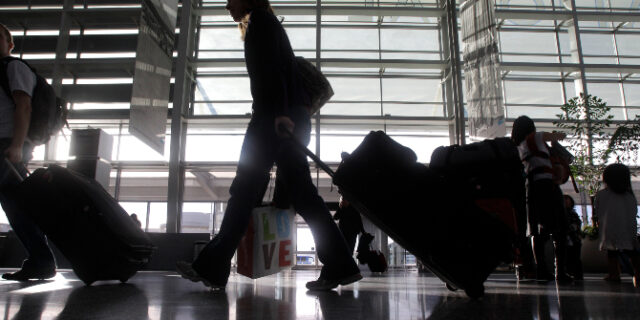 ΕΕ: Η Κομισιόν προτείνει μείωση των περιορισμών στα μη απαραίτητα ταξίδια στην ΕΕ