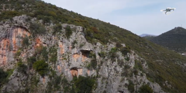 Η τρύπα του Αη Γιώργη: Το εκπληκτικό μνημείο της φύσης από ψηλά