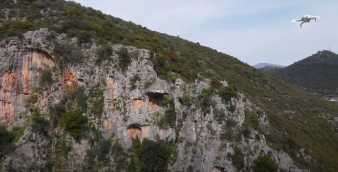 Η τρύπα του Αη Γιώργη: Το εκπληκτικό μνημείο της φύσης από ψηλά
